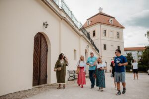 Výletný autobus HOP & CHILL : Krakovany – Vrbové – Chtelnica